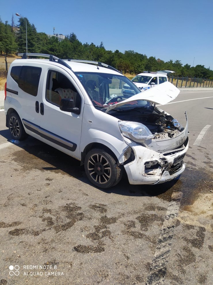 Hafif ticari araçla otomobil çarpıştı: 5 yaralı