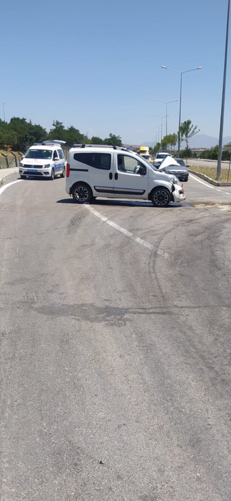 Hafif ticari araçla otomobil çarpıştı: 5 yaralı