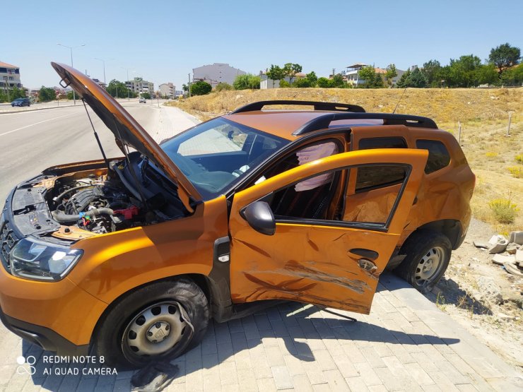 Hafif ticari araçla otomobil çarpıştı: 5 yaralı