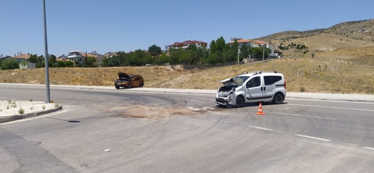 Hafif ticari araçla otomobil çarpıştı: 5 yaralı