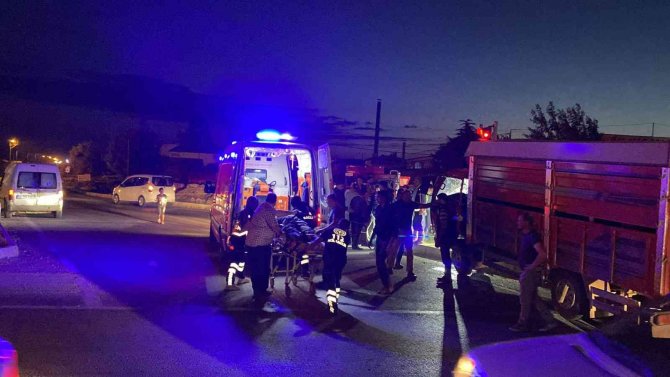 İki kamyon kavşakta çarpıştı, 2 kişi yaralandı