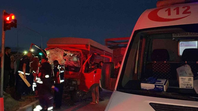 İki kamyon kavşakta çarpıştı, 2 kişi yaralandı