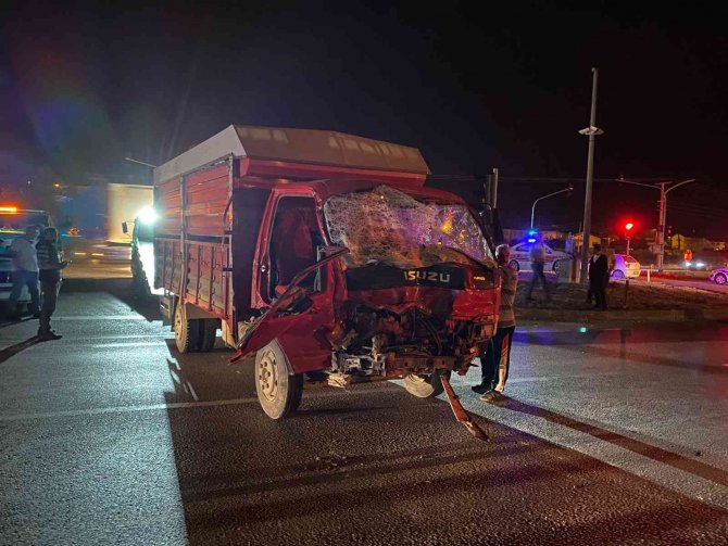 İki kamyon kavşakta çarpıştı, 2 kişi yaralandı