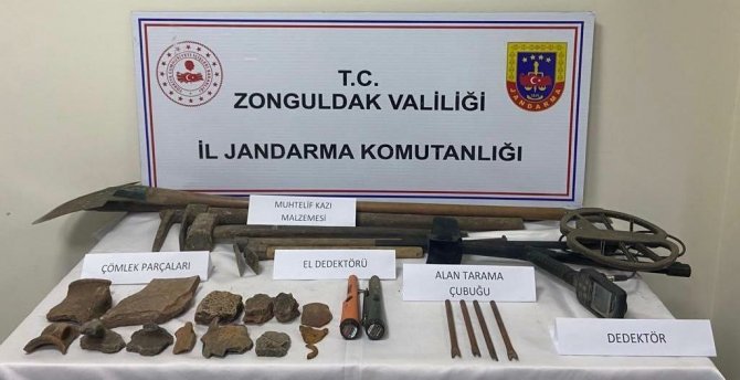 Jandarmadan kaçak kazı yapanlara suçüstü