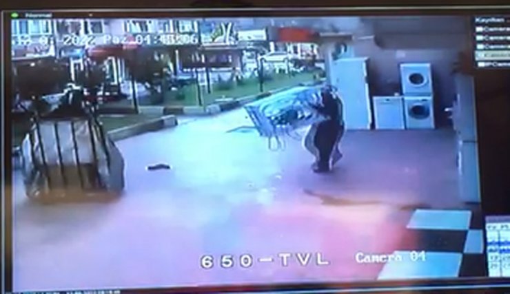 Kadınların çekçekle çamaşır makinesi hırsızlığı kamerada