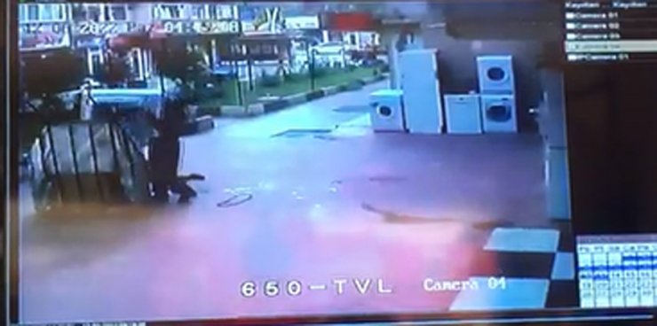 Kadınların çekçekle çamaşır makinesi hırsızlığı kamerada