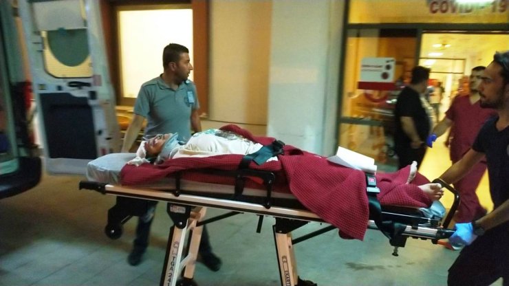 Kamyonet ile otomobil çarpıştı: 2 ölü, 10 yaralı