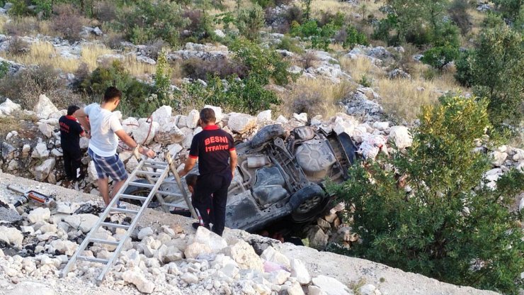 Kamyonet ile otomobil çarpıştı: 2 ölü, 10 yaralı