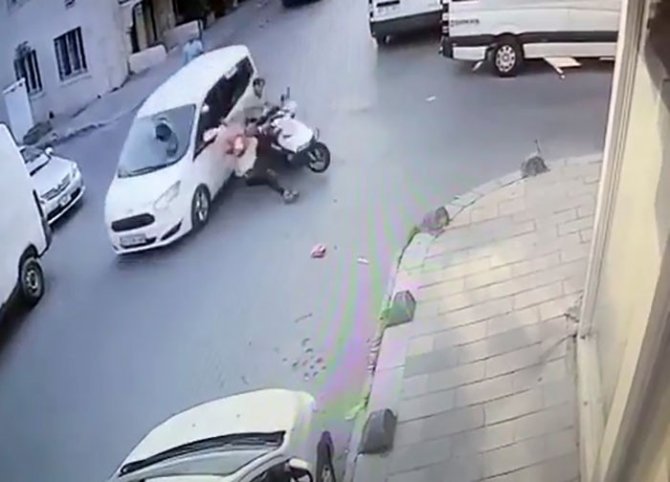 Kaza yapan sürücüler birbirine girdi