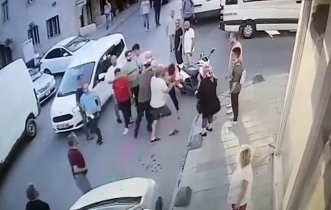 Kaza yapan sürücüler birbirine girdi