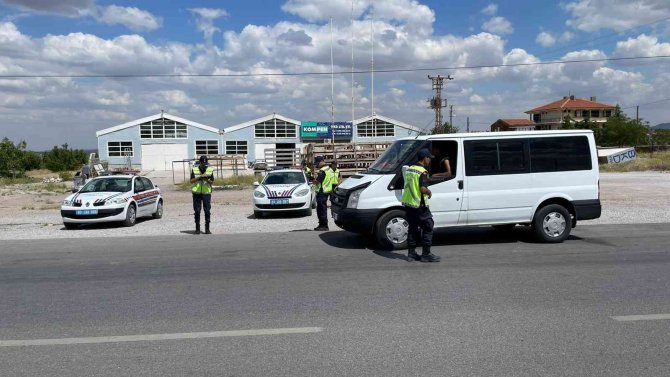 Kırmızı ışıkta geçen sürücüleri jandarma dron ile tespit etti