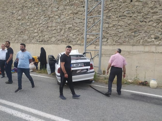 Kontrolden çıkan araç direğe çarparak durabildi: 6 yaralı