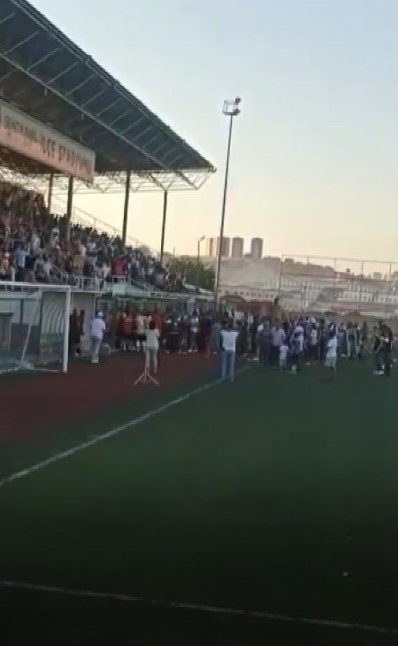 Maç bitti yeşil saha karıştı!
