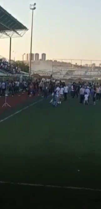 Maç bitti yeşil saha karıştı!