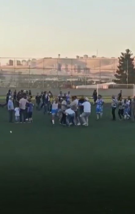 Maç bitti yeşil saha karıştı!