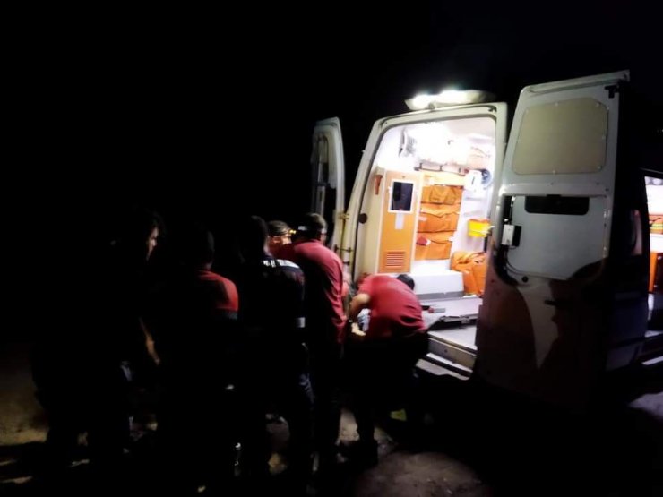 Mantar toplarken dere yatağına düşüp, yaralandı