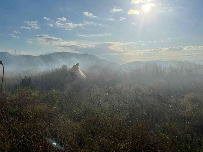 Meralık alanda çıkan yangın korkuttu