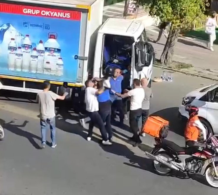 Motokurye ile kamyonet sürücüsünün yol kavgası, kamerada