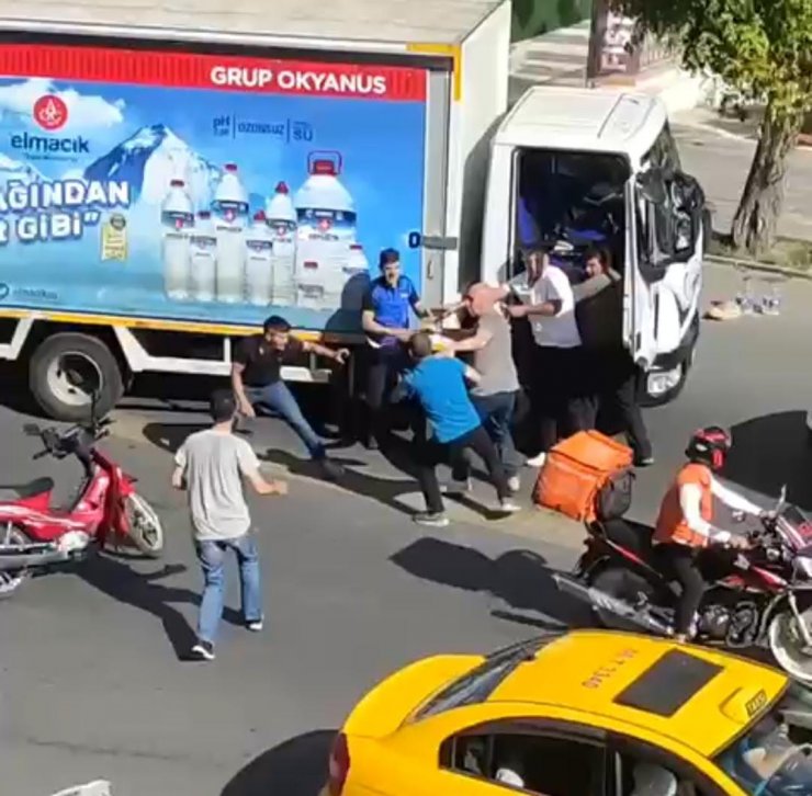 Motokurye ile kamyonet sürücüsünün yol kavgası, kamerada