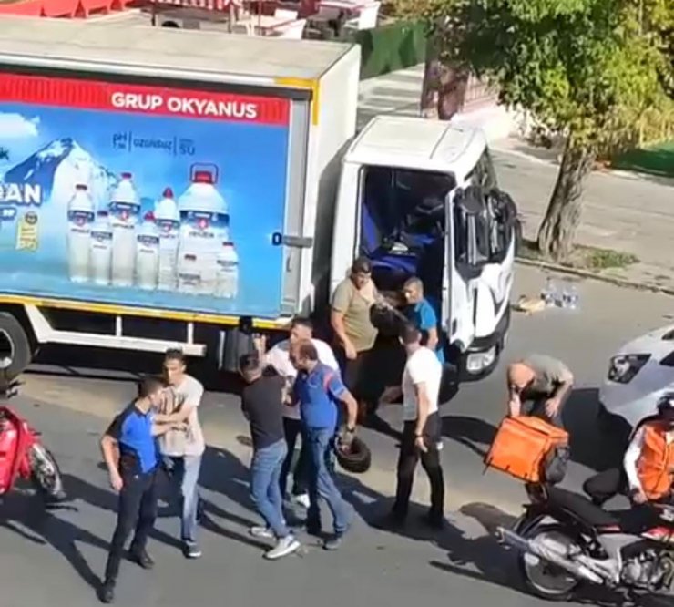 Motokurye ile kamyonet sürücüsünün yol kavgası, kamerada