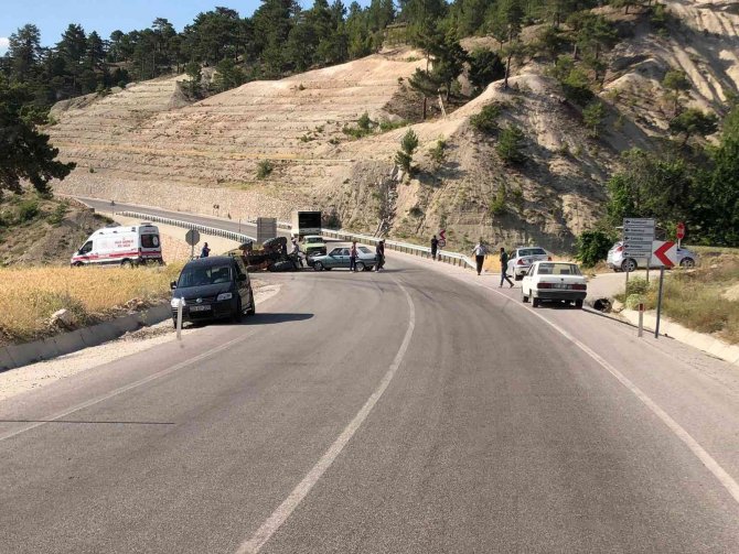 Otomobil ile traktör çarpıştı: 2 yaralı