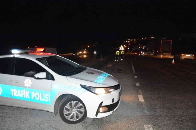 Otomobilin koyun sürüsüne dalma anı kamerada