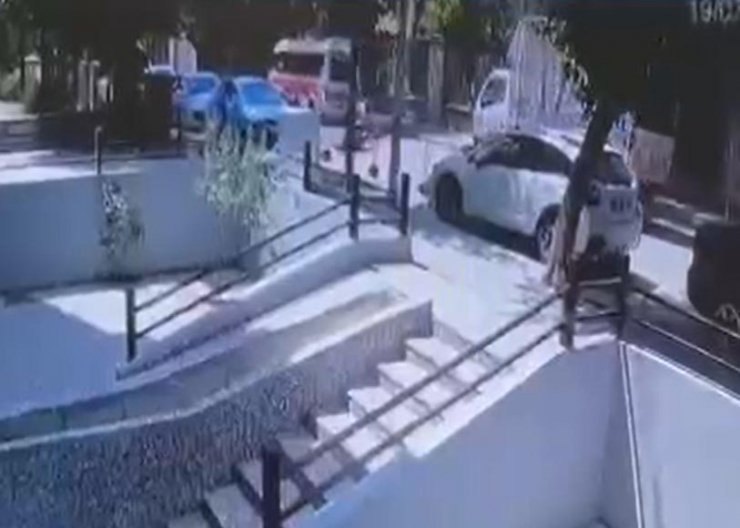 Otomobilin kapısına çarparak düşen bisiklet sürücüsü, kamyonetin altında kaldı