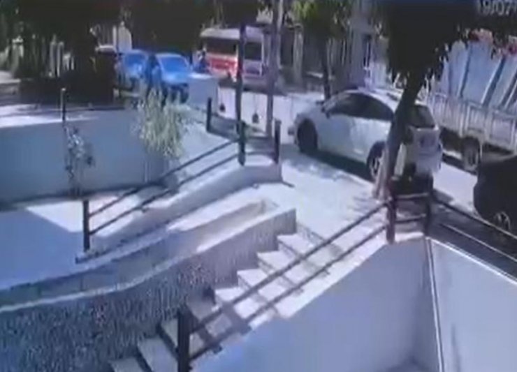 Otomobilin kapısına çarparak düşen bisiklet sürücüsü, kamyonetin altında kaldı