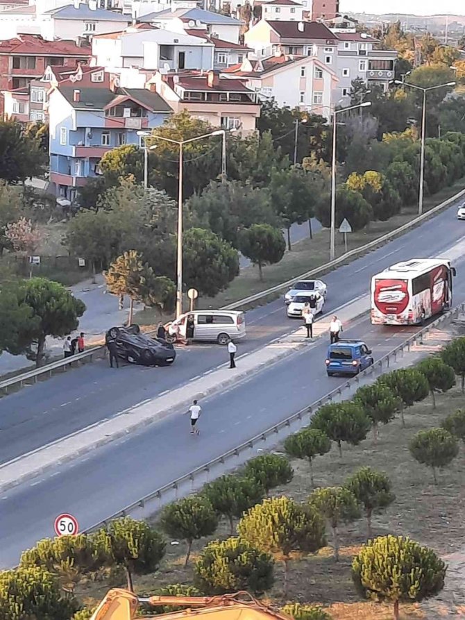 Panelvan araçla çarpışan otomobil takla attı: 3 yaralı