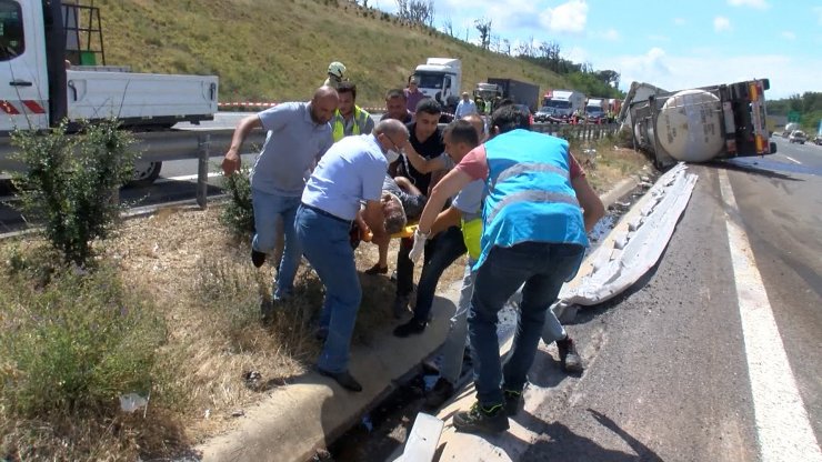 Sarıyer'de kimyasal madde yüklü TIR devrildi