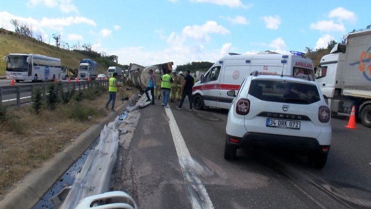 Sarıyer'de kimyasal madde yüklü TIR devrildi