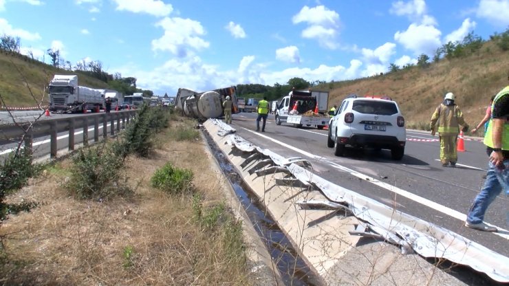 Sarıyer'de kimyasal madde yüklü TIR devrildi