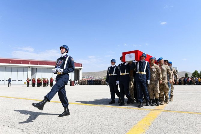 Şehit askerin naaşı memleketine uğurlandı
