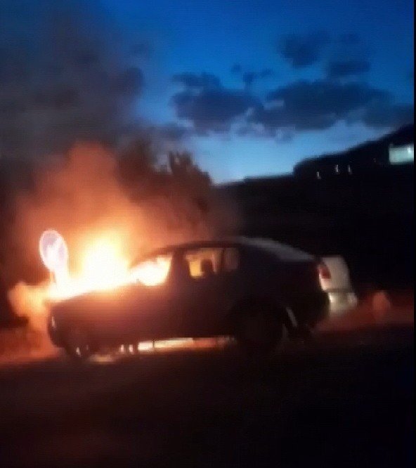 Seyir halindeki otomobil alev topuna döndü