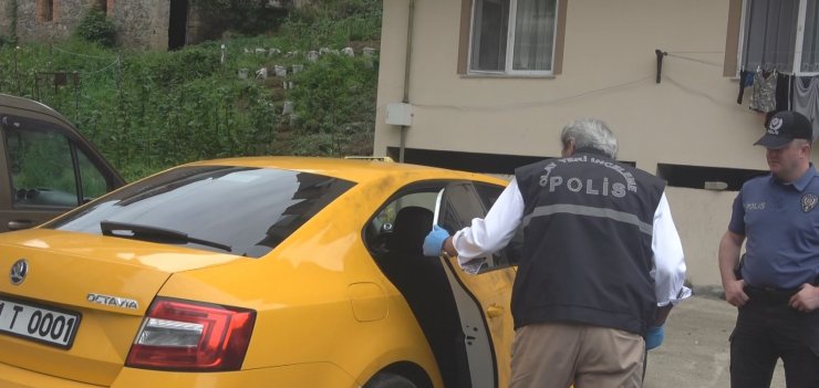 Taksici, gasptan yoldan geçen aracın kaputuna tutunup kurtuldu