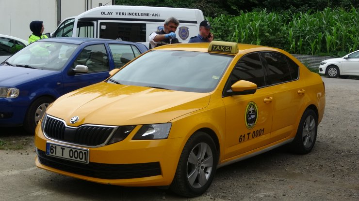 Taksici, gasptan yoldan geçen aracın kaputuna tutunup kurtuldu