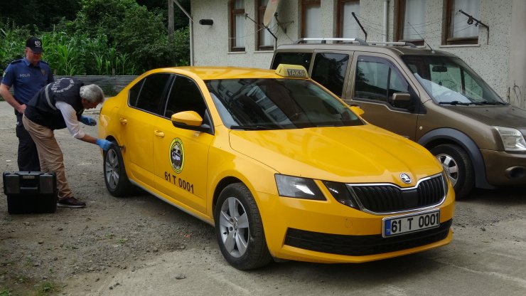 Taksici, gasptan yoldan geçen aracın kaputuna tutunup kurtuldu