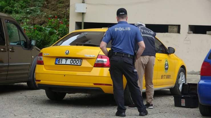 Taksici, gasptan yoldan geçen aracın kaputuna tutunup kurtuldu