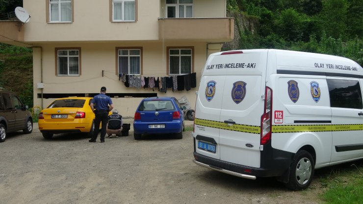 Taksici, gasptan yoldan geçen aracın kaputuna tutunup kurtuldu