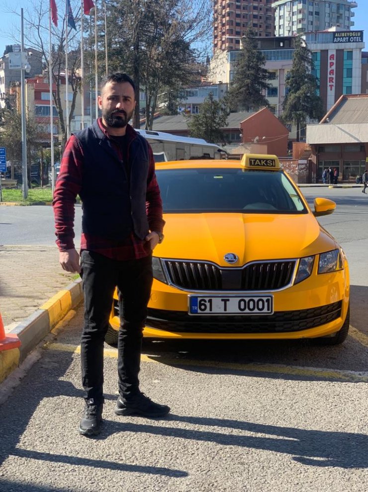 Taksici, gasptan yoldan geçen aracın kaputuna tutunup kurtuldu