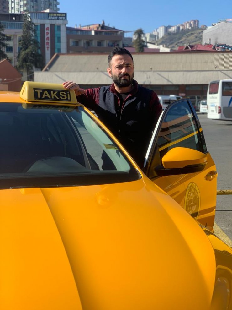 Taksici, gasptan yoldan geçen aracın kaputuna tutunup kurtuldu