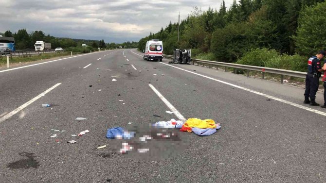 TEM’de kontrolden çıkan otomobil bariyerlere çarptı