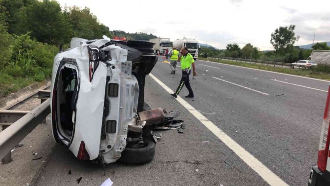 TEM’de kontrolden çıkan otomobil bariyerlere çarptı