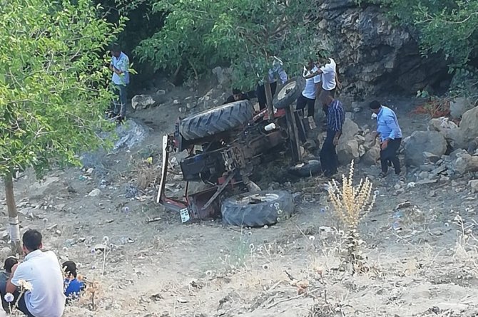 Traktör uçurumdan yuvarlandı