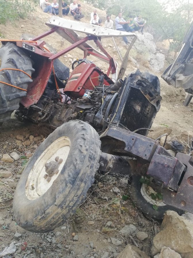 Traktör uçurumdan yuvarlandı