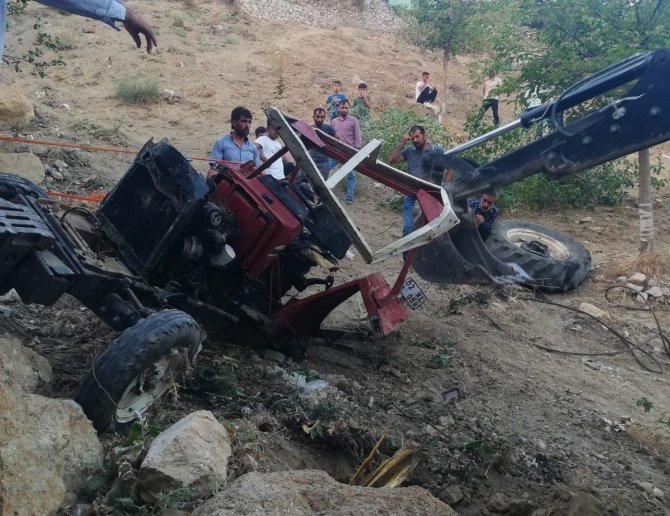 Traktör uçurumdan yuvarlandı