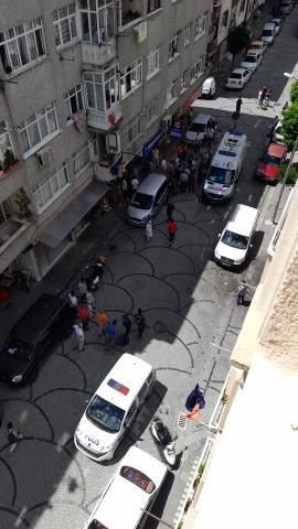 Zeytinburnu'nda yoldan geçerken silahla yaralandı