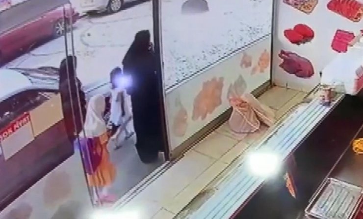 Zeytinburnu'nda yoldan geçerken silahla yaralandı