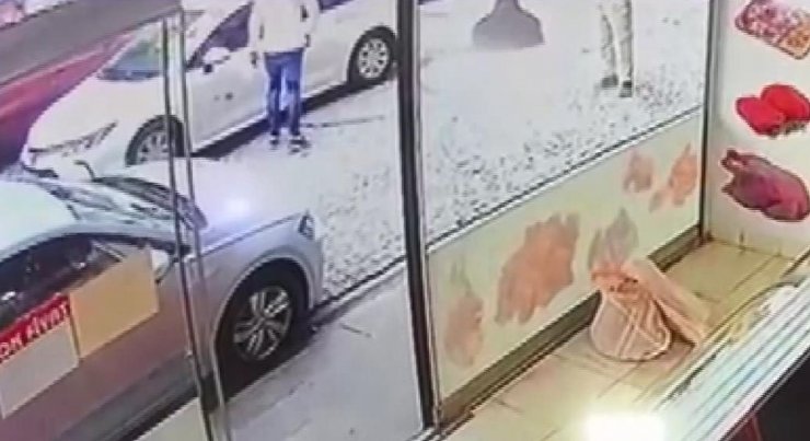 Zeytinburnu'nda yoldan geçerken silahla yaralandı