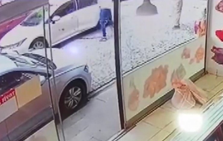 Zeytinburnu'nda yoldan geçerken silahla yaralandı